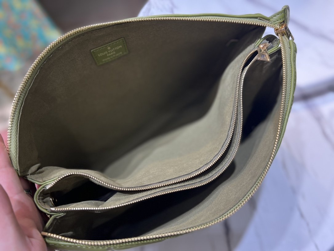 Louis Vuitton Loop M81098 - Image 9