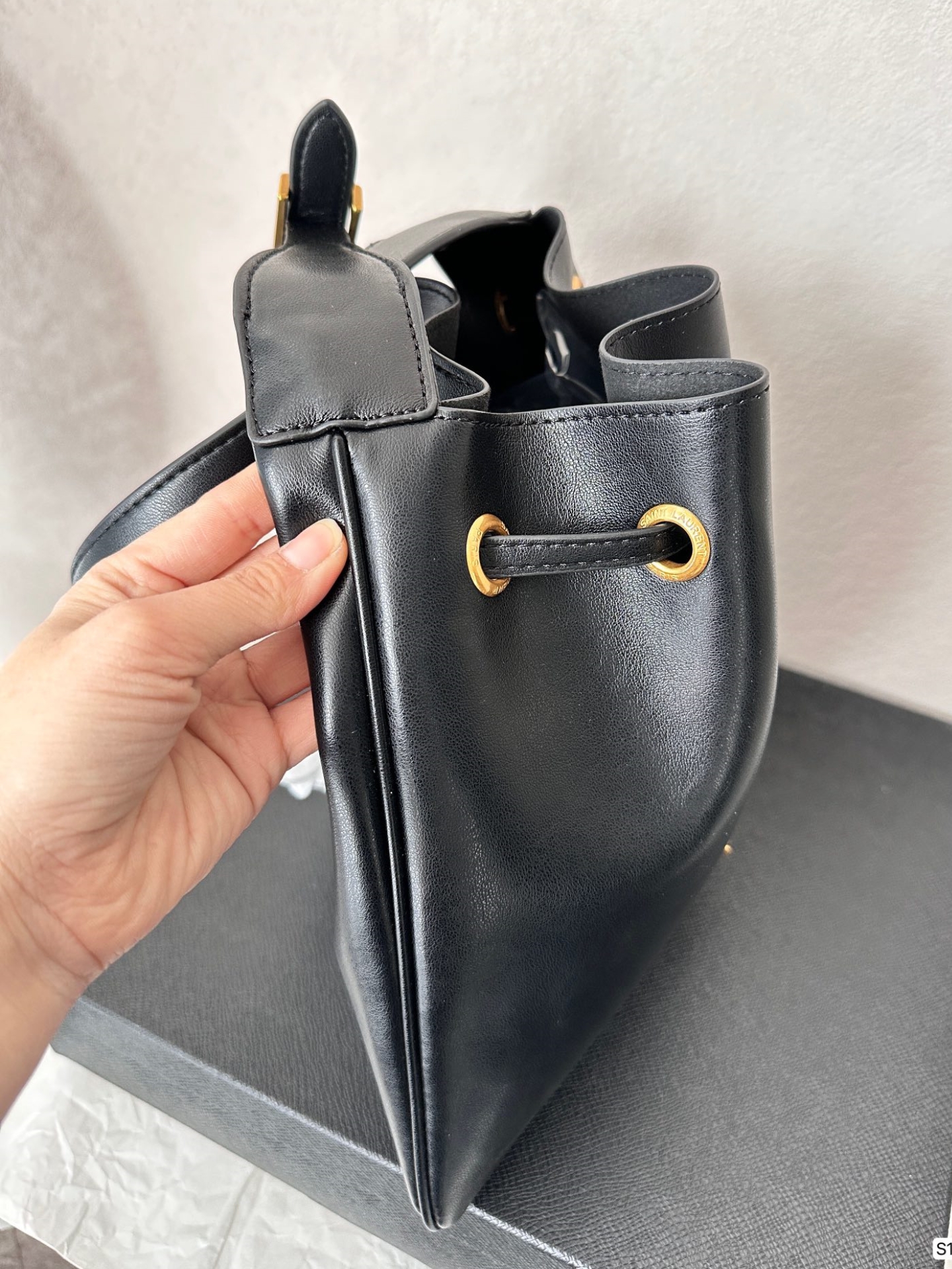 Saint Laurent Paris Vii Flat Hobo Bag In Smooth Leather Bag Black 23Cm - Image 3