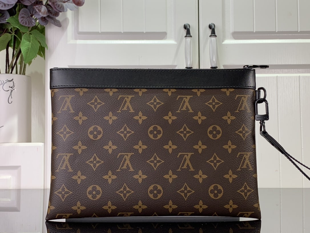 Louis Vuitton To Go Pochette Monogram Brown 30Cm - Image 3