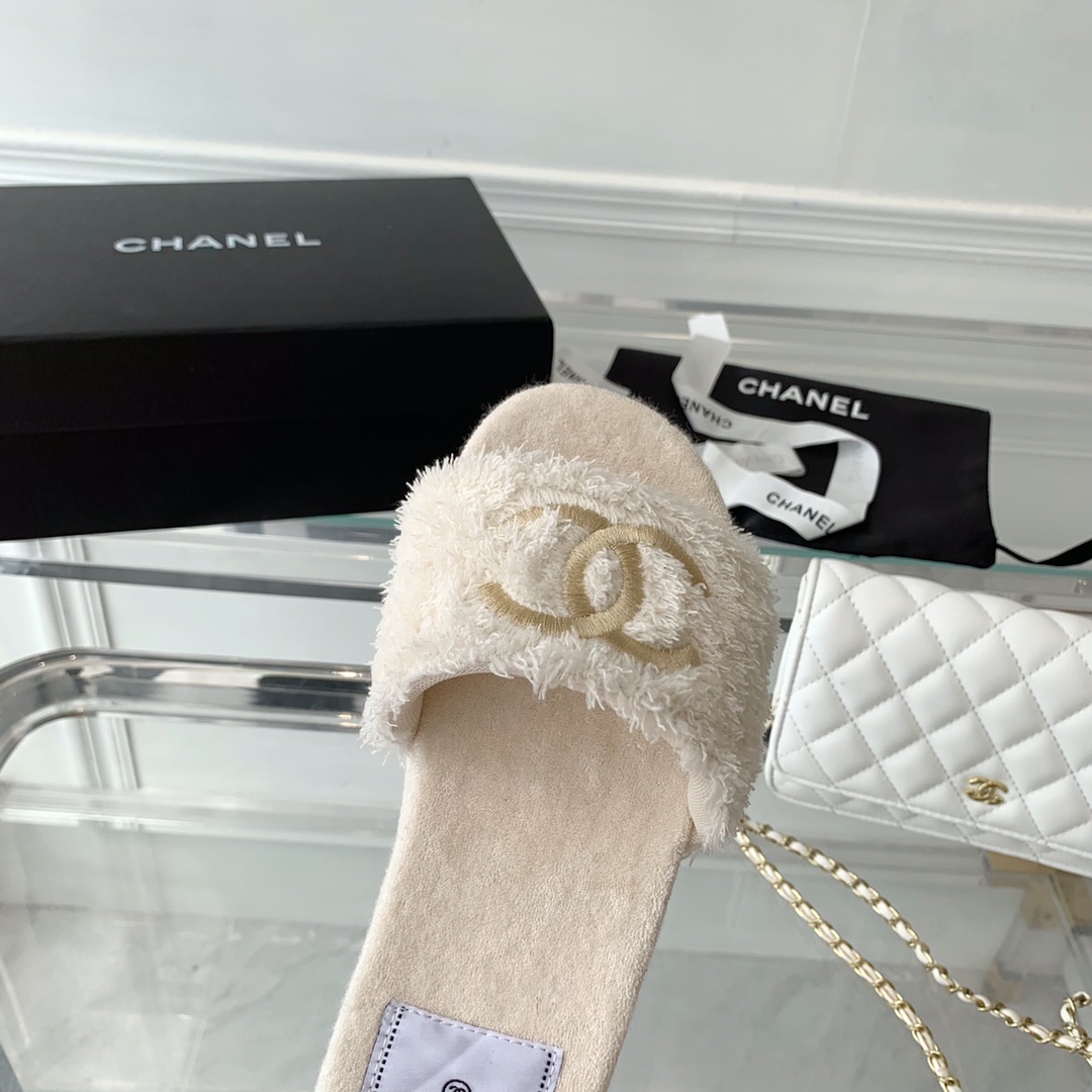 Chanel Logo Embroidered Shearling Cream Slides - Image 2