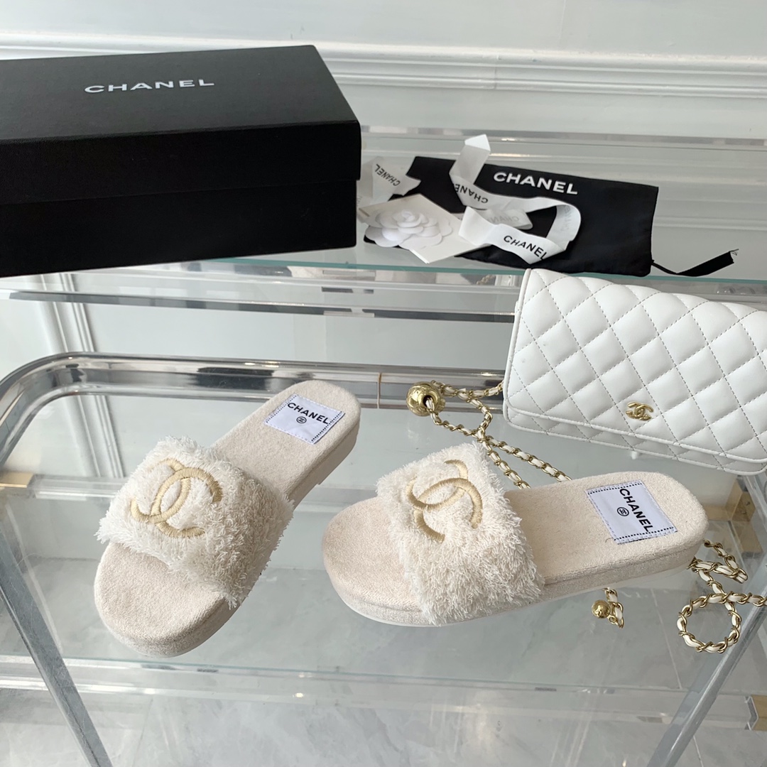 Chanel Logo Embroidered Shearling Cream Slides - Image 3
