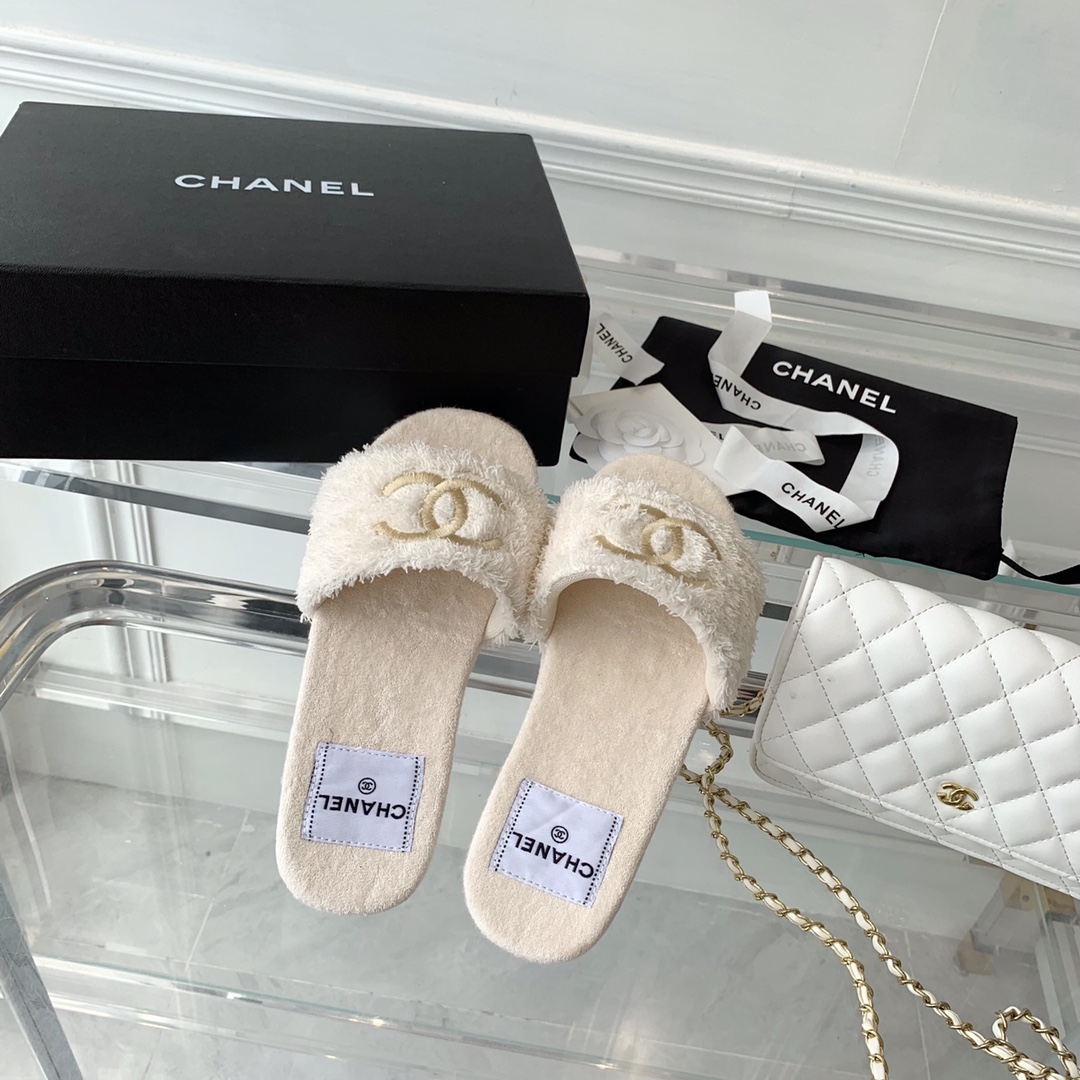 Chanel Logo Embroidered Shearling Cream Slides - Image 4