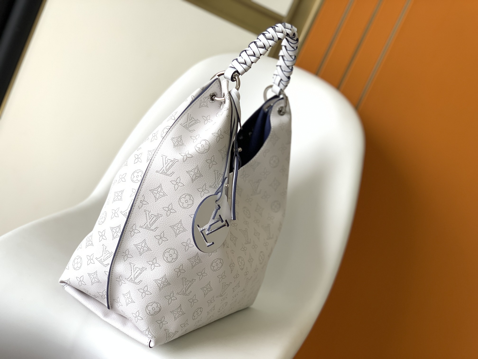 Louis Vuitton Carmel 40Cm White M57572 - Image 3