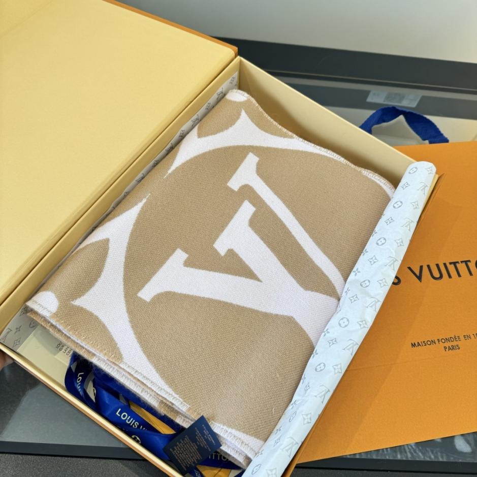 Louis Vuitton LV Medallion Wool Scarf - Image 4