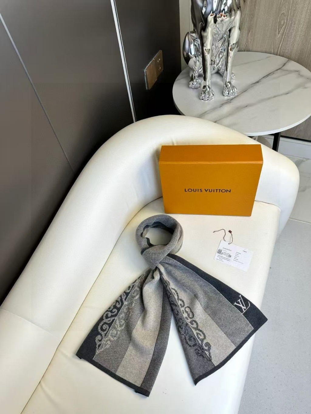 Louis Vuitton Monogram Classic or LV Essential scarf - Image 7