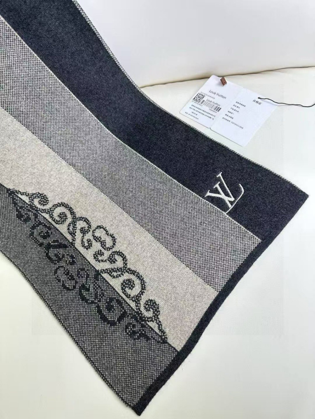 Louis Vuitton Monogram Classic or LV Essential scarf - Image 4