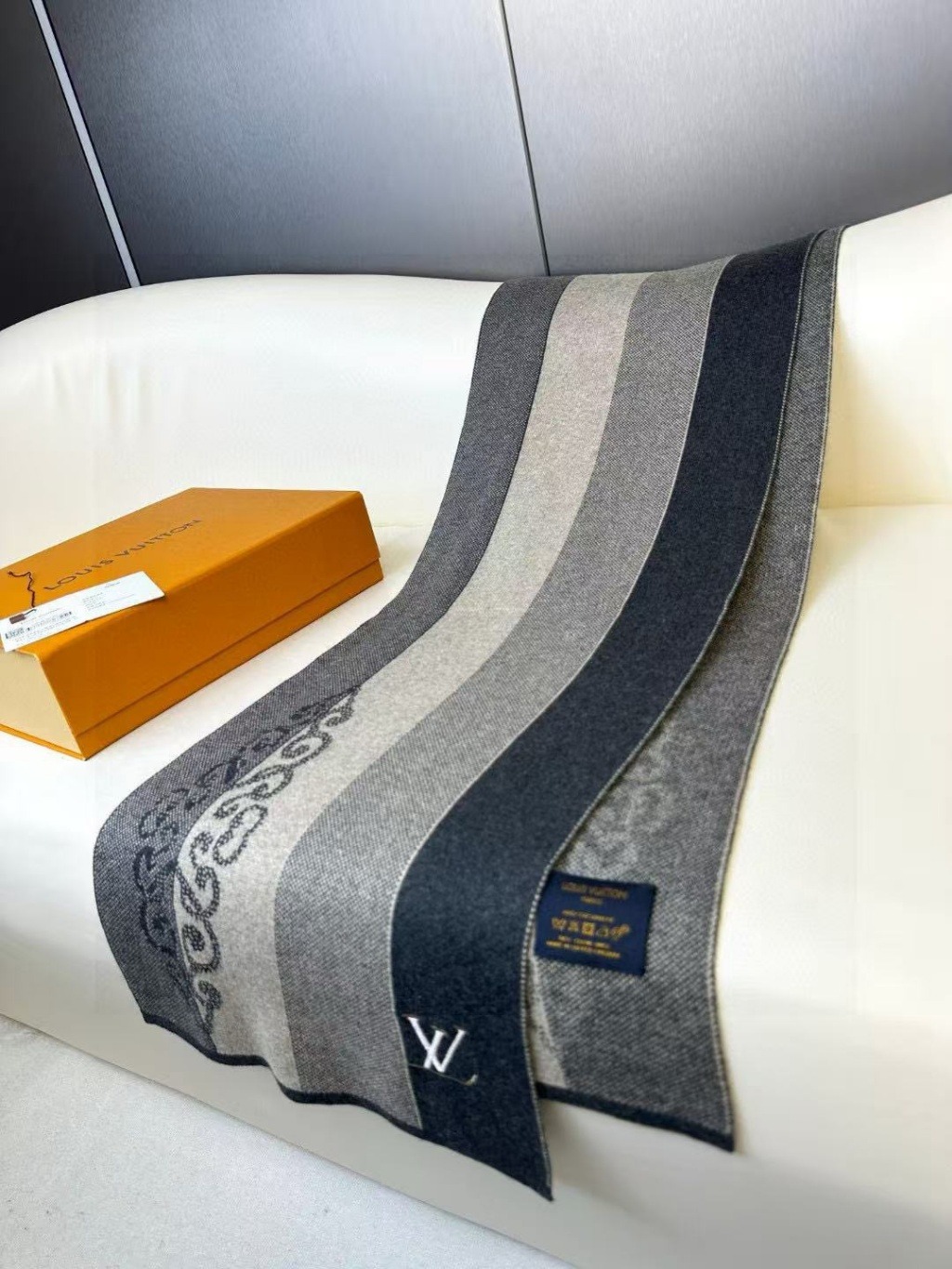 Louis Vuitton Monogram Classic or LV Essential scarf - Image 5