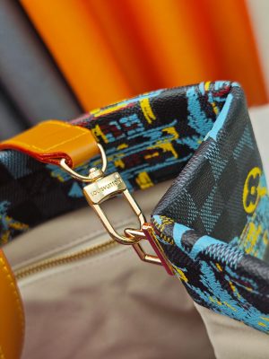 Louis Vuitton Shopper Tote Handbag - Image 5