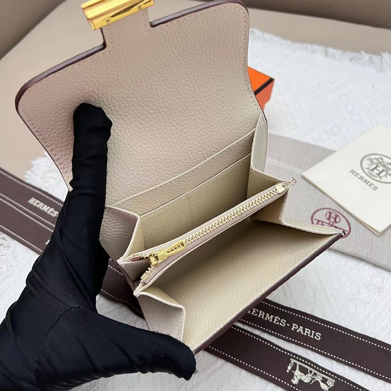 Hermès Constance Compact Cream Leather Wallet - Image 6
